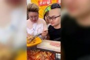 女孩被男孩拐娱乐吃瓜酱